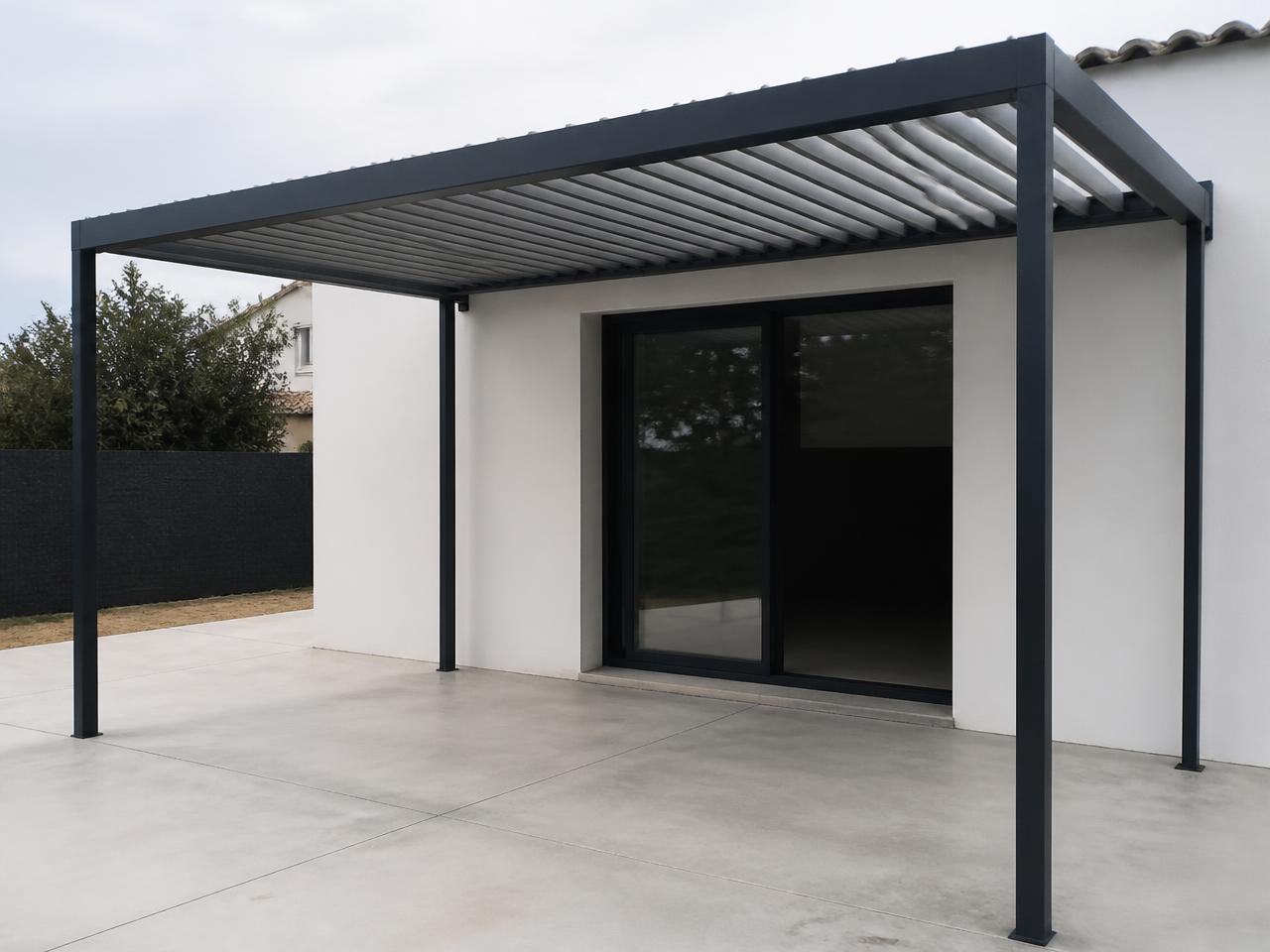 Běžná hliníková pergola z hobby marketu